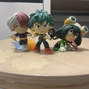 My hero academia figurer  - 1 figur är för 60kr alla tillsammans 180kr