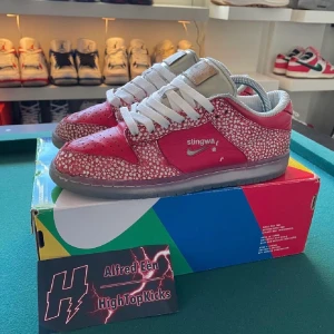 Nike Sb Dunk ”Sting Water” - WTS‼️ Nike Sb Dunk ”Sting water” Cond: avgör själv  Size EU41/US8 Pris: 800kr!+frakt Rep laces Og box✅ Bra skate skor 