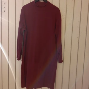 Oversized Uniqlo sweatshirt dress - Comfy sweatshirt dress, size S.  Oversized and stretchy, so can be worn even by sizes L-XL.  100% cotton excl. sleeve cuffs and collar (70% cotton, 30% polyester).  Length 100 cm. Sleeve length (from the shoulder seam) 50 cm. Shoulder width 58 cm.