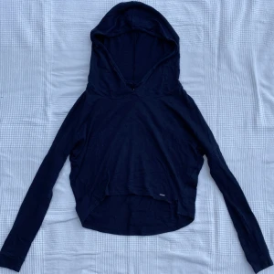 Huvtröja Hollister  - Tunnare huvtröja från Hollister köpt i Kalifornien några år sedan. Jättesnygg och perfekt till sommarkvällar! Mörkblå färg och bra skick.