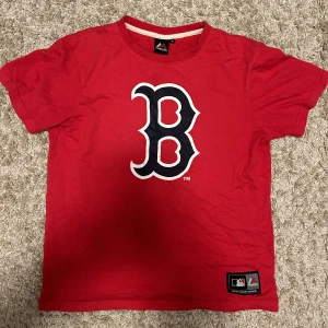 Tröja - Röd as snygg märkes tröja använd 1 gång (tryck INTE på köp nu) köparen står för frakt. För fler bilder skriv till mig 💕💕