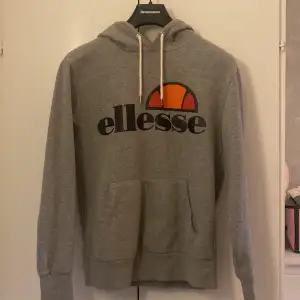 Grå Ellesse hoodie i fint skick.