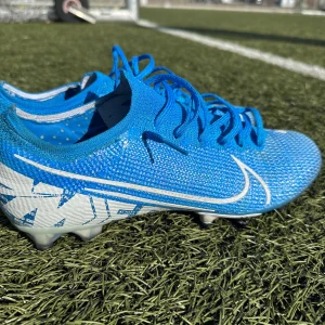 Nike Mercurial Vapor 360 AG - Skorna är identiska till de på bilden förutom att sulan/dobbarna är annorlunda.  Skorna har bara använts under en träning. Säljer dem då dem är för stora och bara har fått stå och damma. 