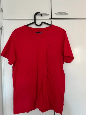 Tommy hilfiger T-shirt  - Tommy Hilfiger T-shirt storlek 176