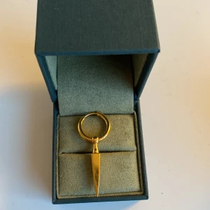 Maria Nilsdotter örhänge - Säljer detta fina poison arrow earring från Maria Nilsdotter! Jättebra skick, nästan som nytt endast använt 2-3 gånger 💗skriv för mer bilder eller frågor!
