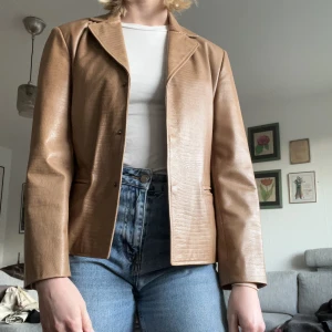 Brun läderjacka - Vårfin läderjacka. Inga defekter. Stängs med knappar