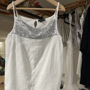 Vitt linne med glitter - Vitt linne med glitter från Kappahl. Inga slitningar eller defekter- i nyskick! <333