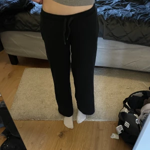 Lågmidjade mjukisbyxor  - Svarta lågmidjade mjukisbyxor från bikbok, lite för korta för mig men knappt använda i bra skick!💗
