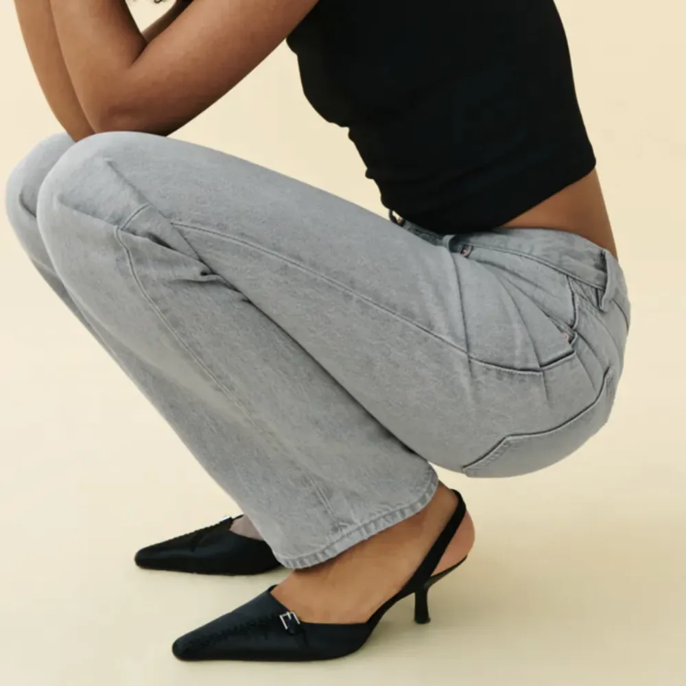 Säljer dessa straight gråa jeans från Gina i storlek 32 aldrig använt endast testade innan köp. . Jeans & Byxor.