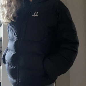 Haglöfs jacka  - Svart Haglöfs jacka i bra skick . Fin på både tjejer och killar. Original pris: 4000