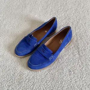 Kobaltblåa mockasiner / loafers från Emozioni. Nyskick utan anmärkningar. Supersköna på foten! 🌻 Fin färgklick till våren 🌻
