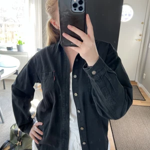Levis jeansjacka - Säljer denna super snygga jeansjackan från Levis! Passar perfekt nu till våren och sommaren! ❤️‍🔥 köptes för 1599kr och säljer nu för 900kr!!