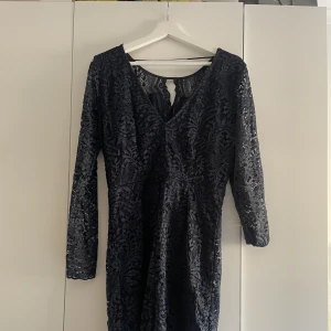 Mörkblå spetsklänning - Ny klänning med prislapp kvar. Fin med lite spets. 