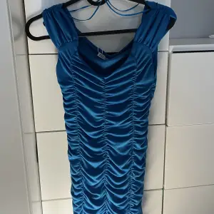 En blå klänning i nytt skick ! Köpte den här klänningen i Zara, Grekland sommaren 2022 och därpå använt den där bara en gång💕Säljs pågrund av att den e lite för kort för mig. Skulle säga att den är liten i storleken. Pris går att diskutera! 