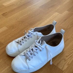 Skor Royal republiq  - Vita Royal republiq stl 42 endast två månader gamla.