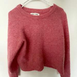 rosa tröja, köpt för ca 1500 kr, säljs för 750  kr!  jättesöt stockholmstiltröja, passar storlek s,m