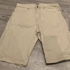 Etirel shorts  - Använd 2 gånger 10/10 skick som ny Ny pris 300kr