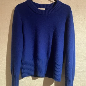 Tjoktröja  - En jättecool unik blå Tjoktröja som har coola armar med tumhål. Perfekt för våren då man ej behöver vantar. Men man kan enkelt vika upp de.   Passar s/m