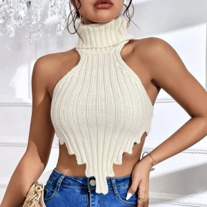 Storlek S - Snygg, lite annorlunda topp i bomull. Färgen är lite vit/beige