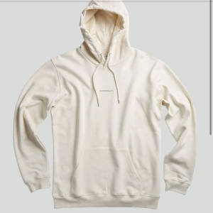 No Nationality Hoodie Vaniljvit - Storlen är XL men den är mer som en lite baggy large. Den är inte märkbart sliten, men insidan är inte lika ”fluffig” som vid nyköp. Nypriset ligger på 1199 kronor.