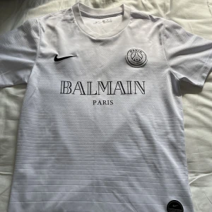 Balmain x PSG tshirt - Mycket populära, psg x balmain tshirt i storlek medium, nästan helt oanvänd.  300kr frakt tillkommer