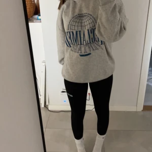 Byxor  - Säljer mina oanvända amin träningstights som är superfina men aldrig kommit till användning, de är i sprillans nytt skick. (Ordinarie pris 699) mina egna bilder!!☺️