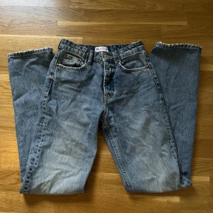 Zarajeans - Midwaist jeans från zara, storlek 32. Köpare står för frakt💞