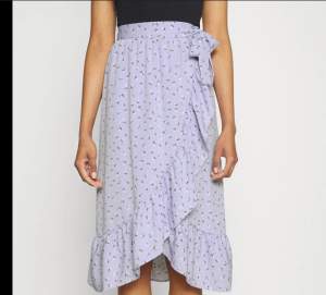 Lila söt kjol från Monki💜 storlek 42 men har knytband så det passar även mig som har 36/38