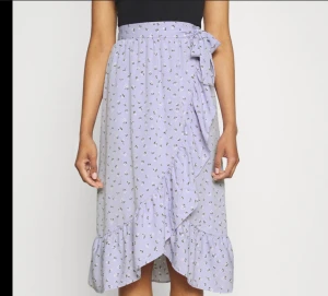 Långkjol - Lila söt kjol från Monki💜 storlek 42 men har knytband så det passar även mig som har 36/38