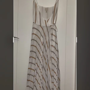 Lång sommarklänning (Omlott) - Lång sommarklänning, omlott stl. 38. Använd vid 1 tillfälle.