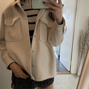 Vårjacka - Säljer min vårjacka från MQ, skriv för fler bilder❤️ storlek S/M 36/38. Nypris 800kr Säljer för 400 men pris kan diskuteras neråt!😊