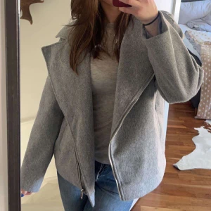 Kort kappa  - Grå kappa i storlek 36. Lite stor på mig som är 166 och vanligtvis bär Xs/S. Använd ett fåtal gånger och är i väldigt fint skick. Slutsåld online