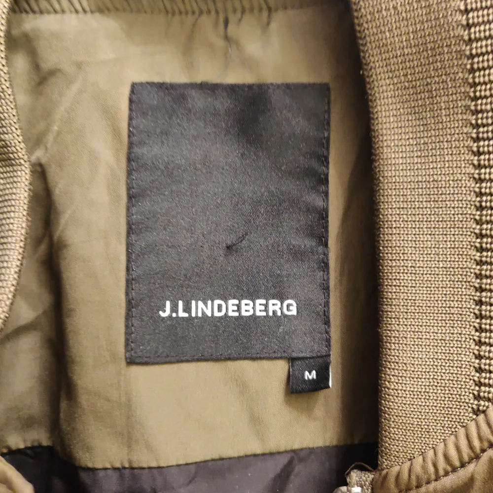 Säljer/byter denna J Lindberg jacka. Storlek: M, Skick: 7/10, Färg: Grön. Jackor.