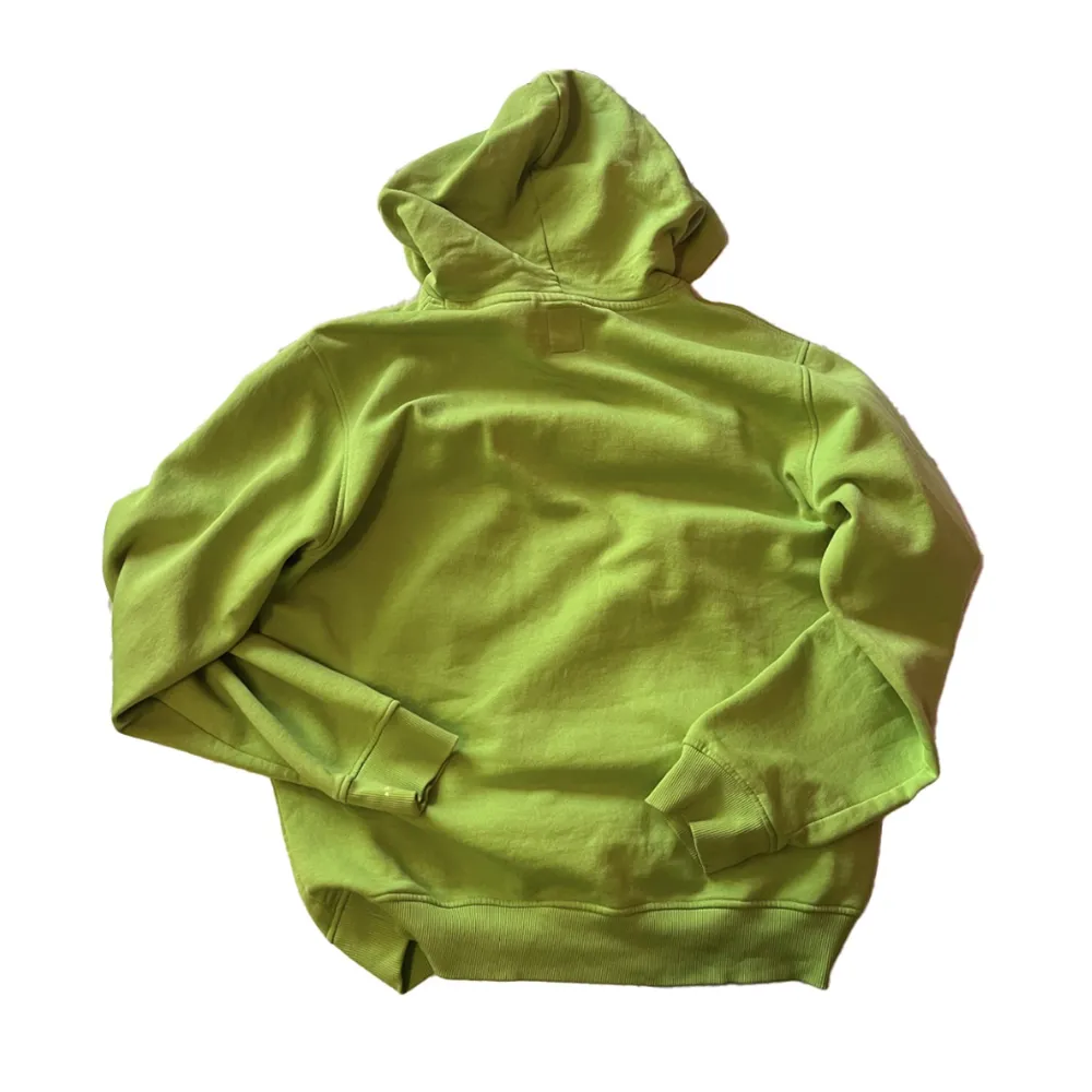 Mysig varm grön hoodie med tryck och luva. Hupparit & Collegepaidat.
