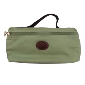 Mindre longchamp handväska, höjd 13 cm bredd 22 cm i en jättefin grön färg 💚