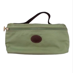 Longchamp handväska - Mindre longchamp handväska, höjd 13 cm bredd 22 cm i en jättefin grön färg 💚
