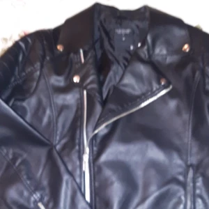 Oanvänd jacka - Fejkskinn oanvänd pga felköp.