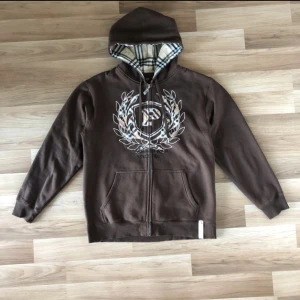 Phat farm hoodie - mega rare phat farm nyskick med tags kvar🙏🏽🙏🏽 collab m burberry aldrig använd 10/10 skick storlek Large väldigt skön och baggy fit