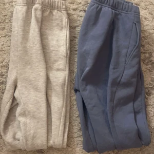 Mjukisbyxor - Säljer dessa två mjukisbyxor tillsammans då dem aldrig används. De gråa paret är lite noppriga men något som kan fixas. Dem blåa är dock i väldigt fint skick. Säljer för billigt pris. Båda paren är i storlek S. Skriv till mig vid intresse.