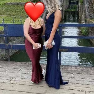 Balklänning - Jättefin blå balklänning med öppen rygg. Formar kroppen fint