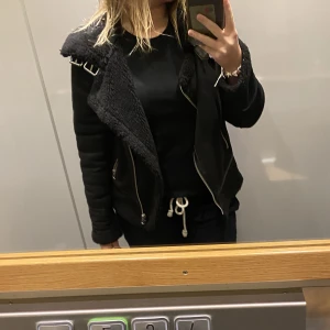 Teddy jacka! - Jätte fin Teddy jacka från zara! Den är en storlek S men passar både större och mindre storlekar. Den har inga defekter. Köparen står för frakten❤️