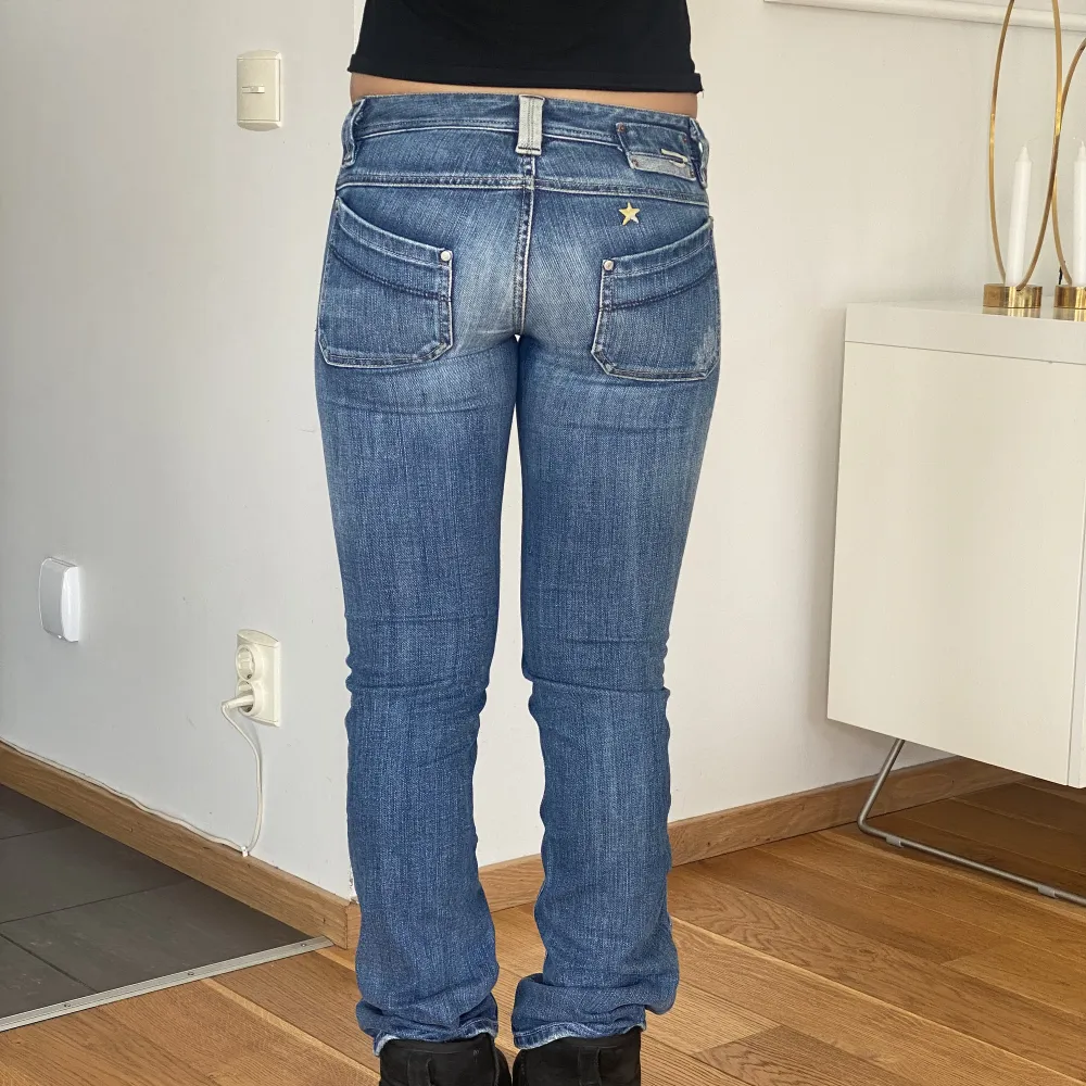 Storlek: 26/32. Low waist.  Hör av er vid ytterligare frågor:). Jeans & Byxor.