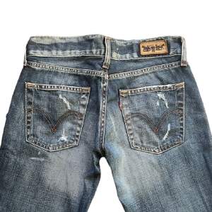 Skitsnygga lågmidjade Levi’s jeans i modellen EVE. Midjemått: 82, Innerben: 74. Säljer eftersom de är för små på mig, tjejen på bilden är 165 cm lång💗