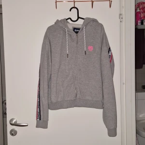 Hoodie  - En hoodie med dragkedja, sparsamt använd.