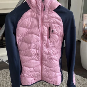 Peak performance hybridjacka! - Fin hybridjacka från Peak performance i storlek xs. Använd fåtal gånger så i nyskick!   En liten defekt som knappt syns—> se bild 1 (liten gul fläck) I övrigt toppskick!  Nypris 2400kr