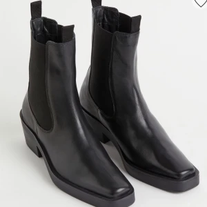 Fyrkantiga Boots - Boots från HM trend. Storlek 36 men stora i storleken. För stora för mig som har 36. 100% läder. Knappt använda 