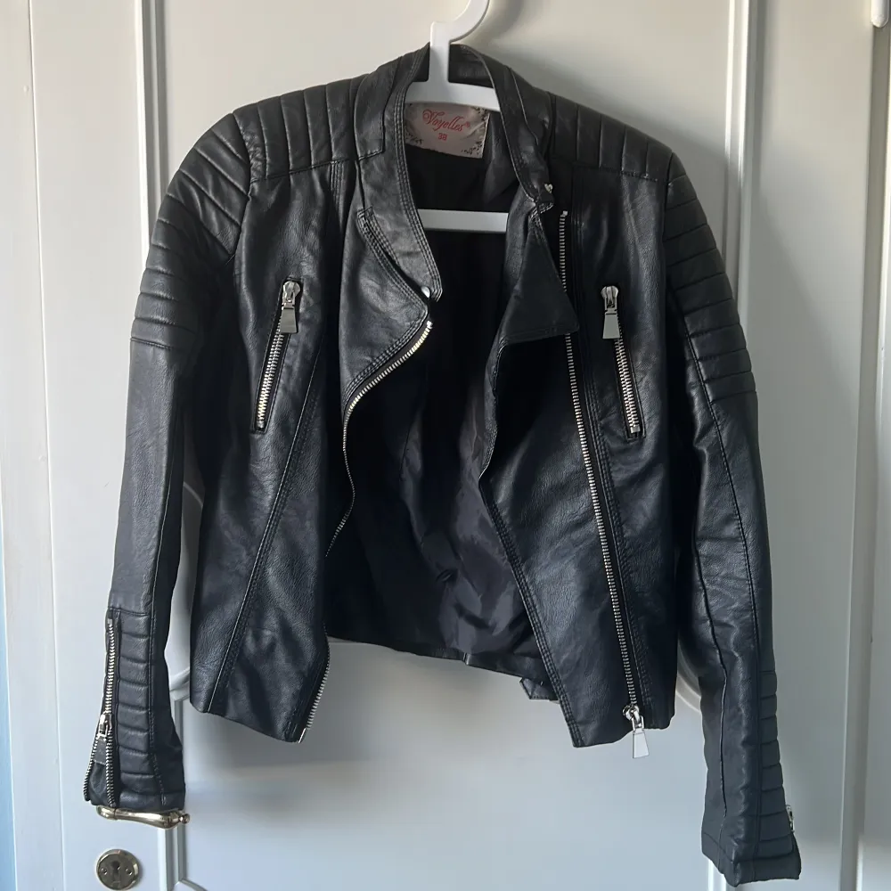 Chilquelle moto jacket strl 38 men upplevs liten. Använd ett fåtal gånger. Jackor.