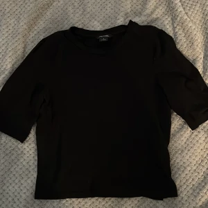 T shirt - Söt svart topp. Perfekt basplagg