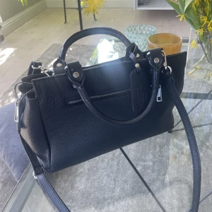 Svart väska - Svart Anna Luchini väska med 2 olika band🖤