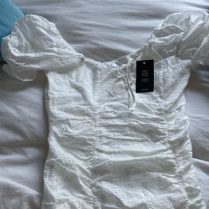 STUDENTKLÄNNING BILLIG!! - Aldrig använt. Lapp finns kvar. 